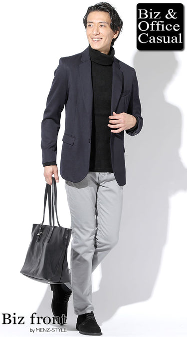 スマートカジュアル・タートルネックと合わせたネイビージャケットコーデ例