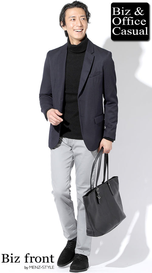 グレーパンツ×黒タートルネックコーデ