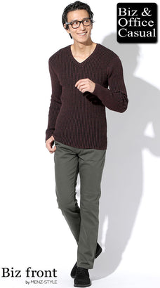 ワインレッドVネックニット×カーキパンツ