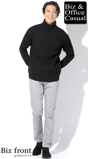 黒タートルネックの男らしい印象のコーディネート