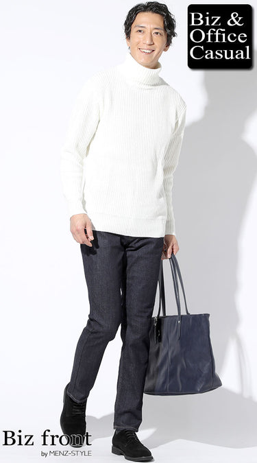 メンズの白タートルネックコーディネート