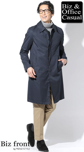 メンズのネイビーロングコートとベージュのテーパードスラックスを合わせた通勤コーデ