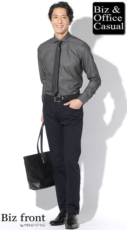 スマートカジュアル 男性 ジャケットなし 冬 チャコールグレーシャツ×ネイビーパンツ コーデ きれいめ オフィスカジュアル