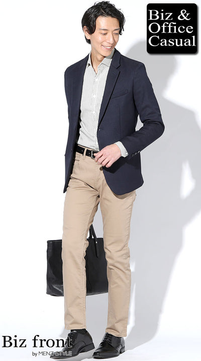 ネイビージャケット × 白インナー（シャツ・カットソー） × ベージュパンツのジャケパンスタイル