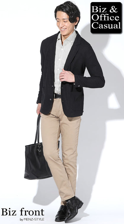 黒ジャケット メンズ ビジネスカジュアル ベージュパンツ ストライプシャツ 黒レザーバッグ コーディネート
