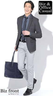 グレージャケットとグレーチノパンにデニムシャツを合わせたカジュアルジャケパン