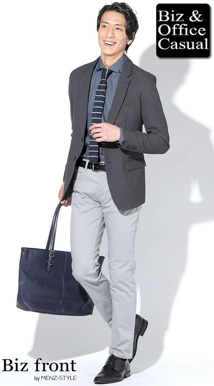チャコールジャケットとデニムシャツを使ったライトグレーパンツの秋ビジネスカジュアルコーデ
