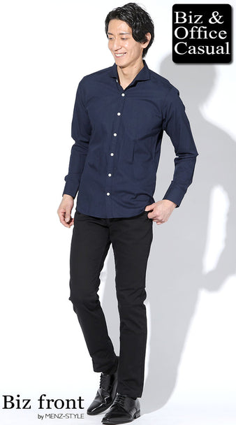 ネイビーの長袖シャツと黒スキニーパンツで仕上げた落ち着きあるオフィスカジュアルコーデ