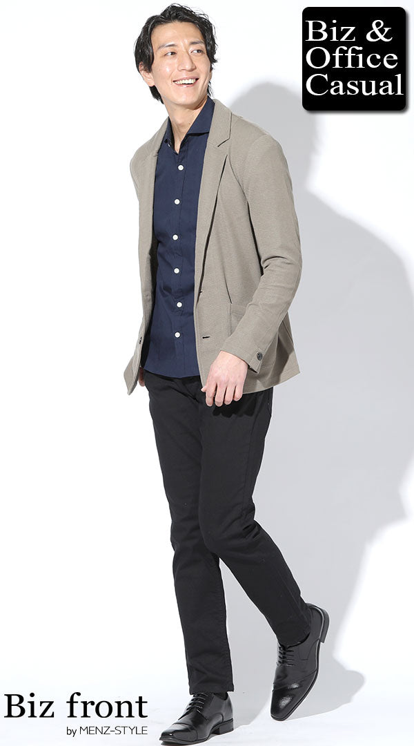 黒チノパンのコーデ例