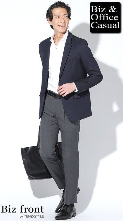 ネイビージャケット × 白インナー（シャツ・カットソー） × グレーパンツのジャケパンスタイル