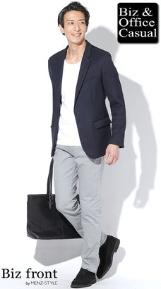 ネイビーテーラードジャケットと白カットソーにグレーパンツを合わせた爽やかジャケパン