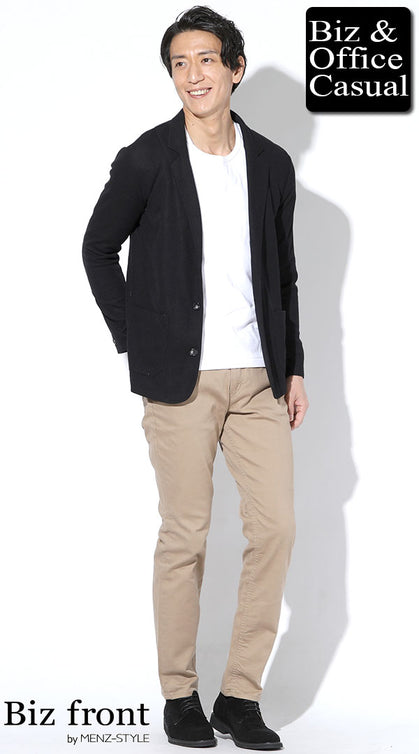 黒ジャケット メンズ ビジネスコーデ 白T ベージュパンツ 黒スエードシューズ コーディネート