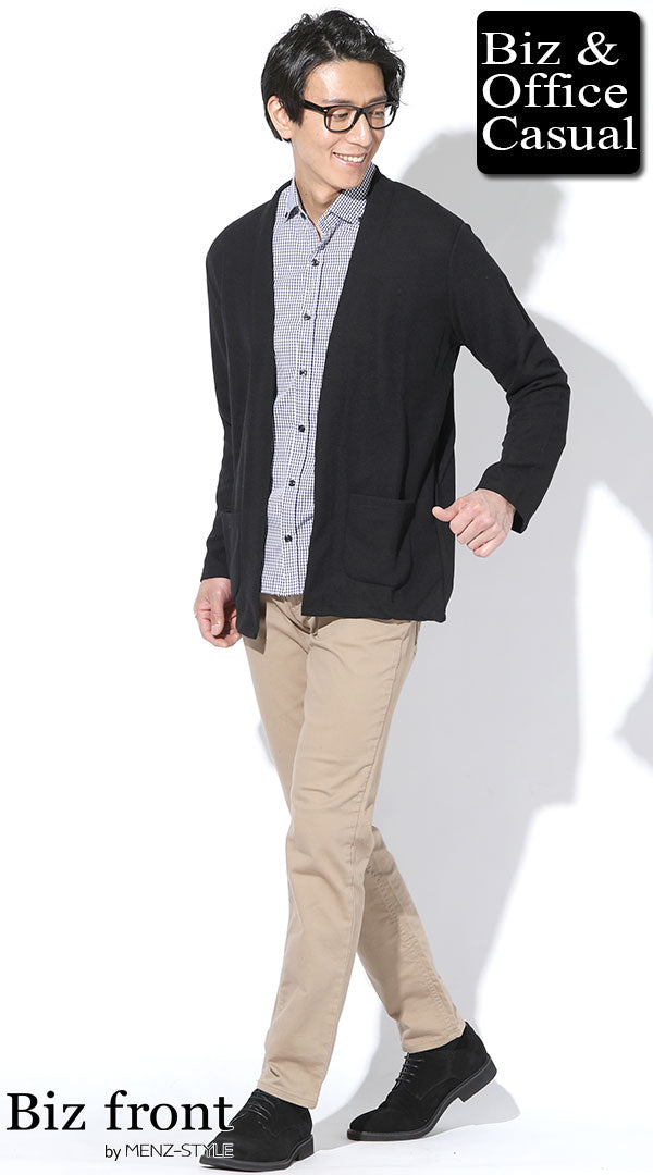 メンズのギンガムチェックシャツを黒カーディガンとベージュチノで着こなした落ち着いたスタイル