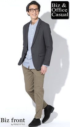 白スリムシャツとネイビージャケットのコーデ例