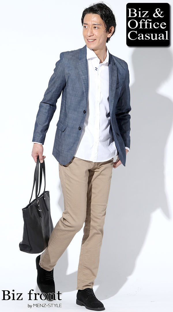 メンズの濃紺デニムジャケットと白シャツ・ベージュパンツを合わせたオフィスカジュアルコーデ