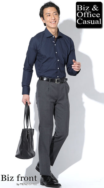 ネイビーシャツをグレーのハイライズワンタックスラックスにタックインし、黒ベルトと黒の革靴を合わせたビジネスカジュアルコーデ。