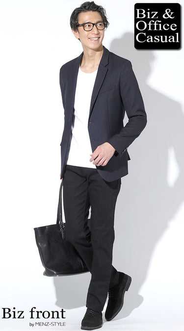 ネイビーテーラードジャケットとTシャツのカジュアルコーデ例