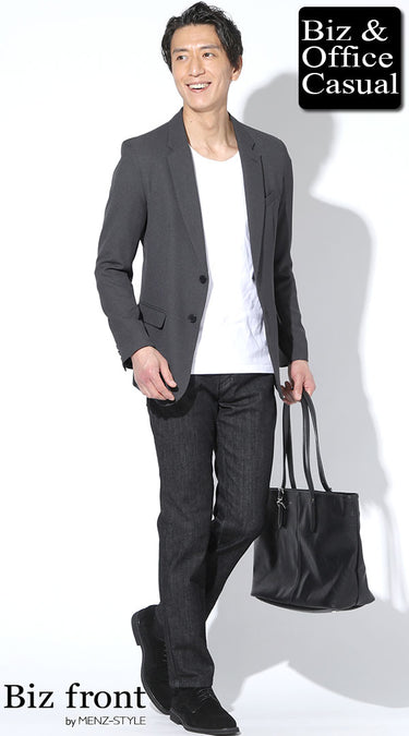 かっこいいグレーテーラードジャケットとブラックデニムパンツのコーデ例