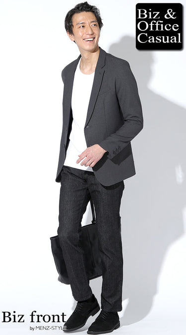 黒のジーンズとテーラードジャケットのコーデ例