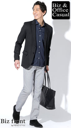 グレー白スリムシャツとグレージャケットのコーデ例