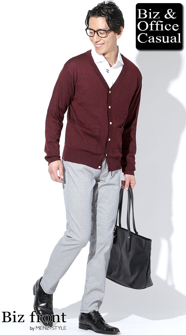 グレーのチノパンのメンズコーデ例