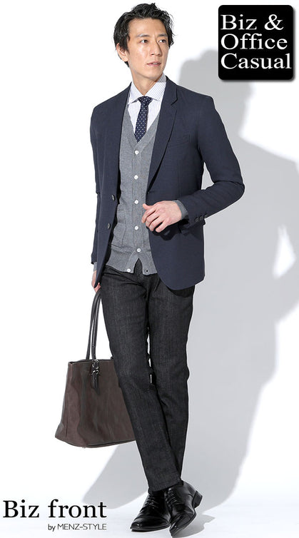 ネイビージャケット×グレーカーディガン×デニム調スラックスの上品ウォームビズコーデ