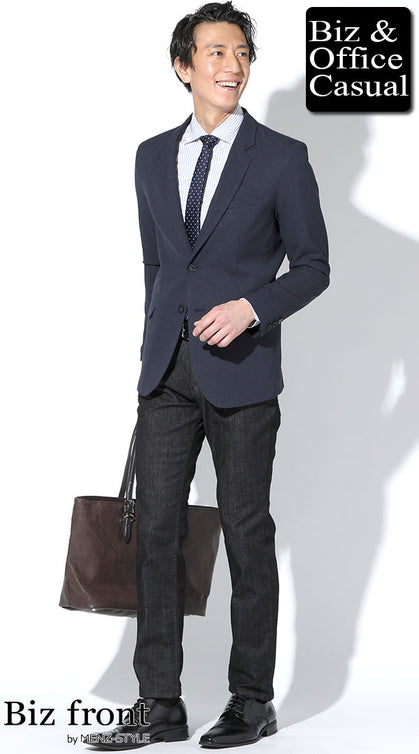 ネイビージャケット×黒パンツ×ネクタイで仕上げた上品なビジネスジャケパンコーデ