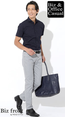 スマートカジュアル 男性 ジャケットなし 夏 ネイビーシャツ×グレーパンツ コーデ 涼しげ 上品