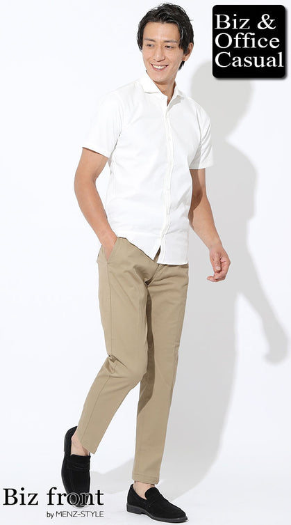 40代男性の夏オフィスカジュアルにおすすめな白の半袖シャツとベージュチノパンコーデ