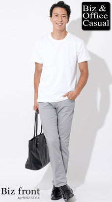 厚手白Tシャツと細身ストレッチチノパンを合わせた大人シンプルスタイル