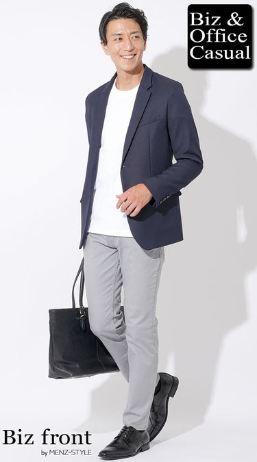 ネイビージャケット×クルーネックTシャツのコーデ