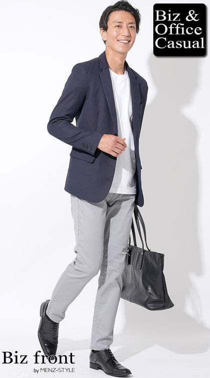 ネイビージャケットと白Tシャツにグレーパンツを合わせたビジネスカジュアルのTシャツ推奨コーデ例