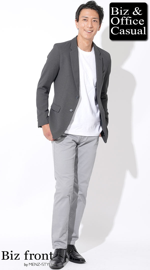 グレーのチノパンのメンズコーデ例
