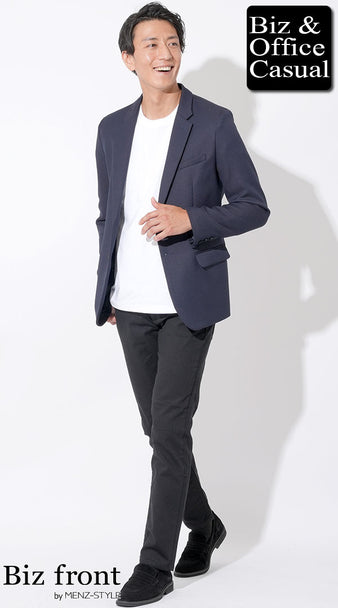 ネイビージャケットと白Tシャツ、黒スキニーパンツでまとめたビジネスカジュアルコーディネート例