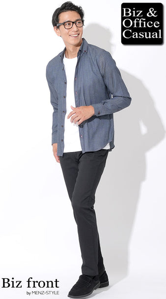 メンズにおすすめの秋向けデニムシャツと黒スラックスを使った大人の重ね着コーディネート