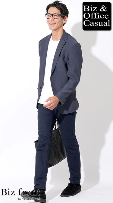 ネイビーパンツと落ち着いた色の靴のコーディネート画像