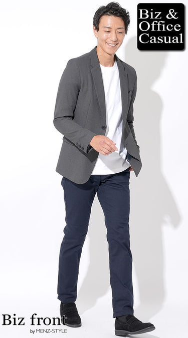 ネイビーパンツと落ち着いた色の靴のコーディネート画像