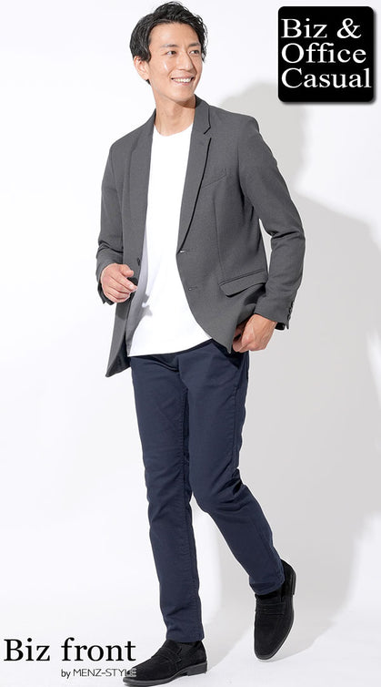 グレージャケットと白Tシャツを合わせた清潔感あるオフィスカジュアルコーデ。ネイビーパンツと黒ローファーで誠実さを演出。