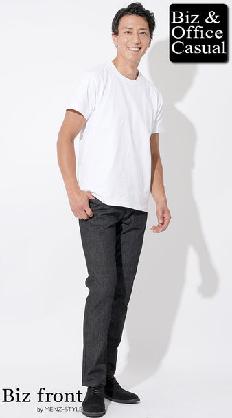白Tシャツにブラックデニムを合わせたシンプルな男性のコーディネート