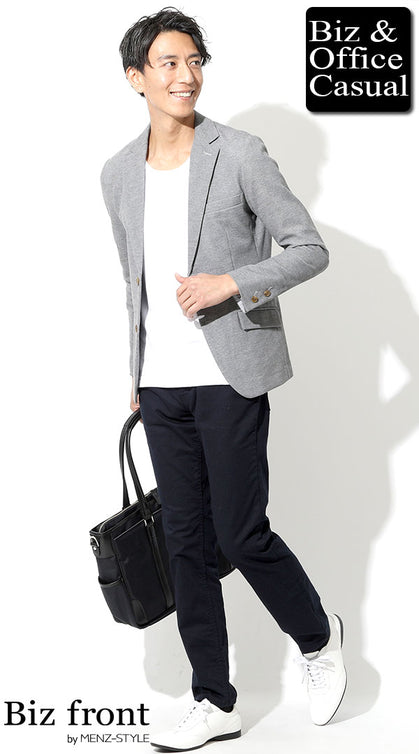 グレージャケットとネイビーパンツを白スニーカーで爽やかにまとめたオフィスカジュアルコーディネート