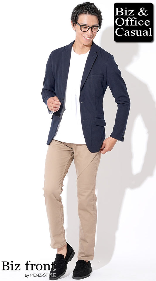 ネイビーストレッチテーラードジャケット×白襟高半袖Tシャツ×ベージュストレッチチノパン×黒スエードシューズ　biz22ss_3470