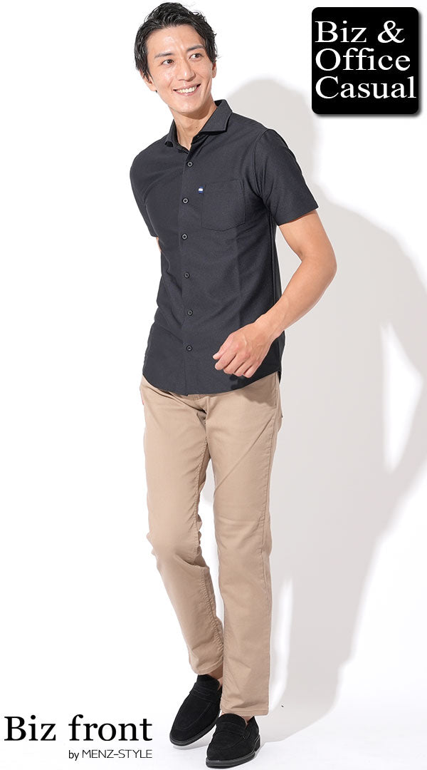 黒半袖ポロシャツ×ベージュストレッチチノパン×黒スエードシューズ　biz22ss_3503