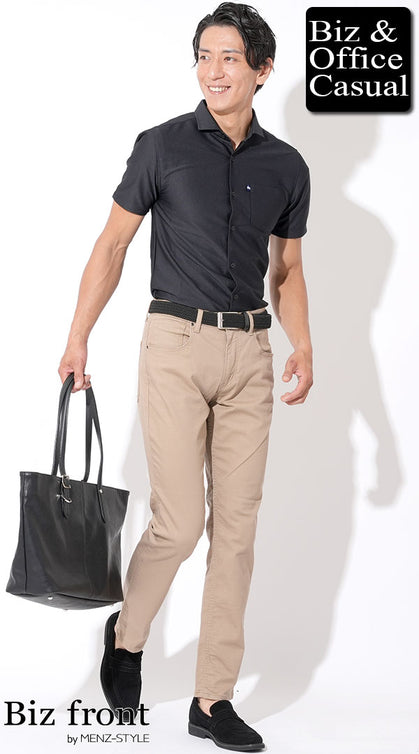 黒のシャツ型ポロシャツとベージュパンツを合わせた50代男性の夏のオフィスカジュアル。汗・透けを防ぐ清潔感重視のスタイル。