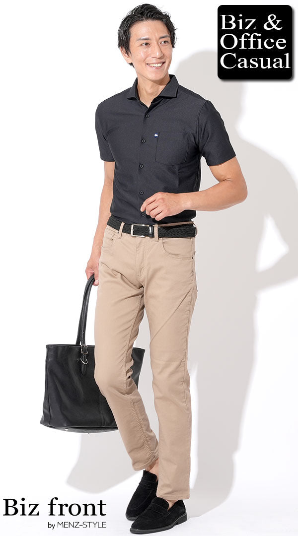 コーディネート例 黒ワイシャツ型半袖ポロシャツ×ベージュストレッチチノパン