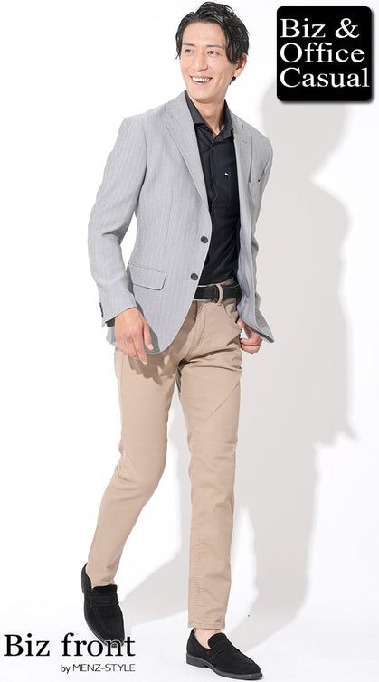 秋のビジネスカジュアルに最適な黒シャツとベージュパンツのライトグレージャケットコーデ
