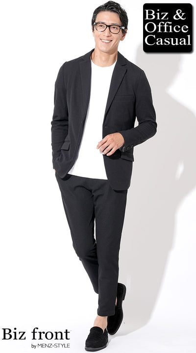 黒セットアップ×白丸首半袖Tシャツ×黒スエードシューズ