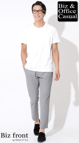 白Tシャツとグレースラックスの30代夏ラフコーデ