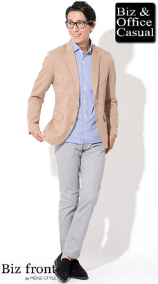 白スリムシャツとネイビージャケットのコーデ例