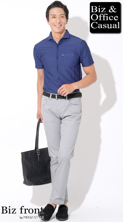 ネイビーポロシャツとライトグレーパンツを合わせた夏の爽やかビジネスコーディネート