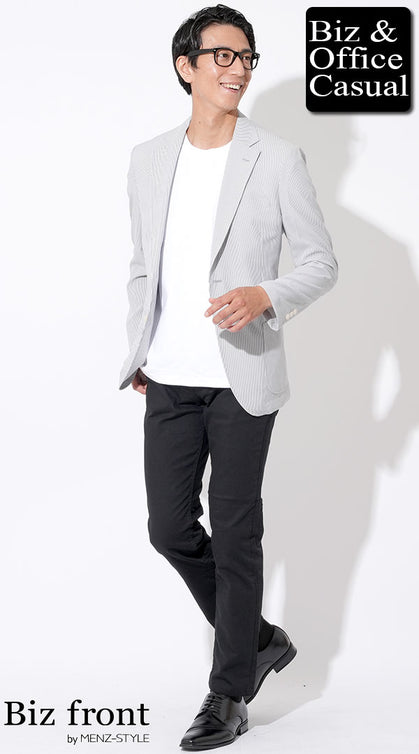 白Tシャツにライトグレージャケットと黒パンツを合わせた涼しげなオフィスカジュアルコーデ